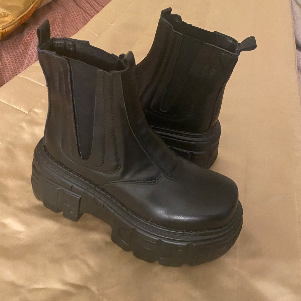 Boots - Picture 9 of 9